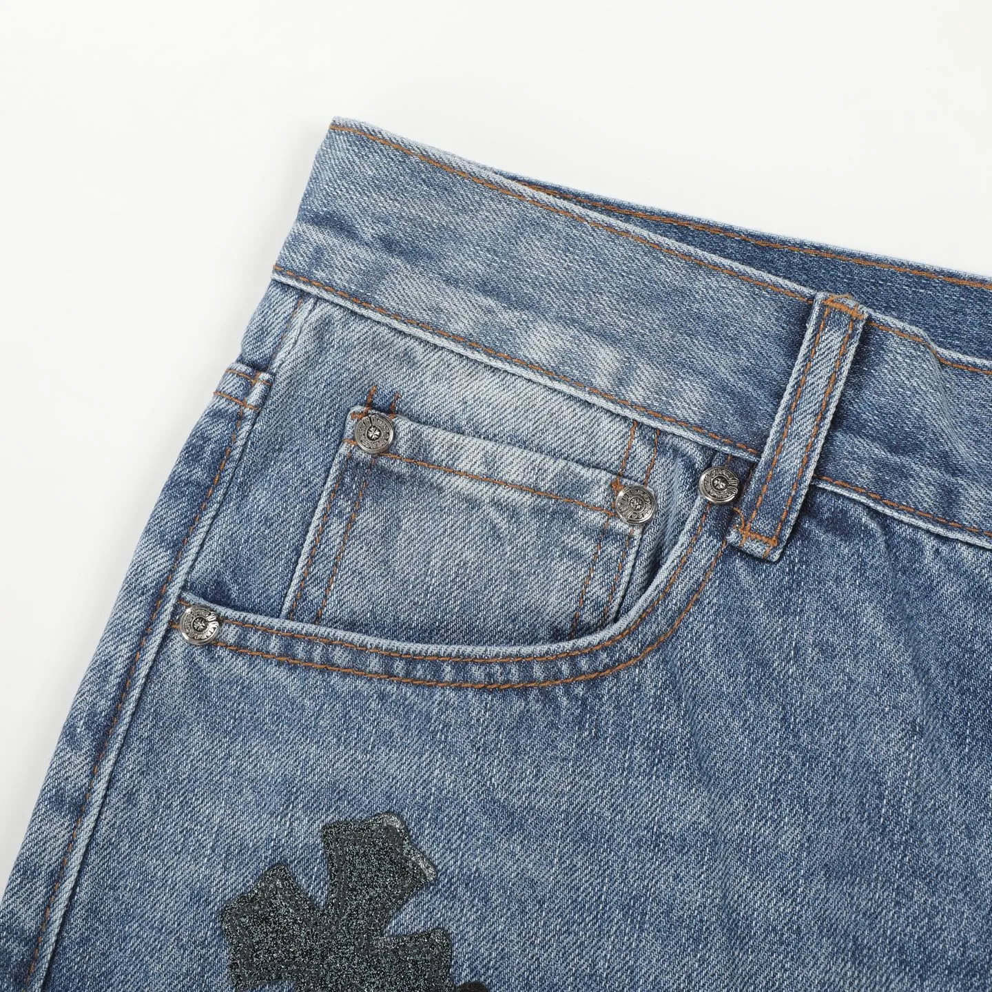 P260 Chromehearts washed blue starry sky crocodile patch leather jeans adopt starry sky theme leather elements, mostly presented in the shape of a cross, with glitter on the leather surface. Unique design, simple and elegant details, exquisite workmanship, the entire trousers are neatly routed, and the details are in place! Ceiling-level jeans, a pair that is hard to find at the counter. About Zangyin, this is an extremely luxurious fashion brand that can also be called the aristocrat of the high street. It has always been an exclusive brand for some hipsters or the rich second generation. It is more luxurious and noble than ordinary high streets. It is more fashionable and individual than luxury brands. Top heavy industry fashion design has always been created in high street luxury style. Speaking of this style, Zangyin family and GU family are definitely the leading representative brands, especially the Zangyin family's creation of high street style. It has really achieved a state-of-the-art effect. The color system of this model is made of unique washed materials. It is already quite eye-catching. It is decorated with pink patchwork cross flowers, which cleverly highlights the charm of the brand. Secondly, this model adopts a classic high-waist cutting design, which highlights the long legs and fashionable temperament of the upper body. The brand is highly recognizable and the slim-fitting configuration is more suitable for daily wear. Personality, fashion, and specification interpretation are all at a glance. Needless to say, materials and craftsmanship. As an excellent craftsman brand, Zangyin’s requirements for details and craftsmanship are really perfect. The washed color of this model has gone through a lot of processes, not to mention the embellishment of the denim appliqués. It is also purely hand-made and sewn. Just like what they believe in, only hand-made things have soul and have the meaning of wearing. A top-notch heavy-duty fashionable denim item. Recommended by both hands. Size: 28/30/32/34/36 Waist: 73/78/83/88/93 Knee: 52/53.5/55/56.5/58 Pants length: 100/102/104/106/108